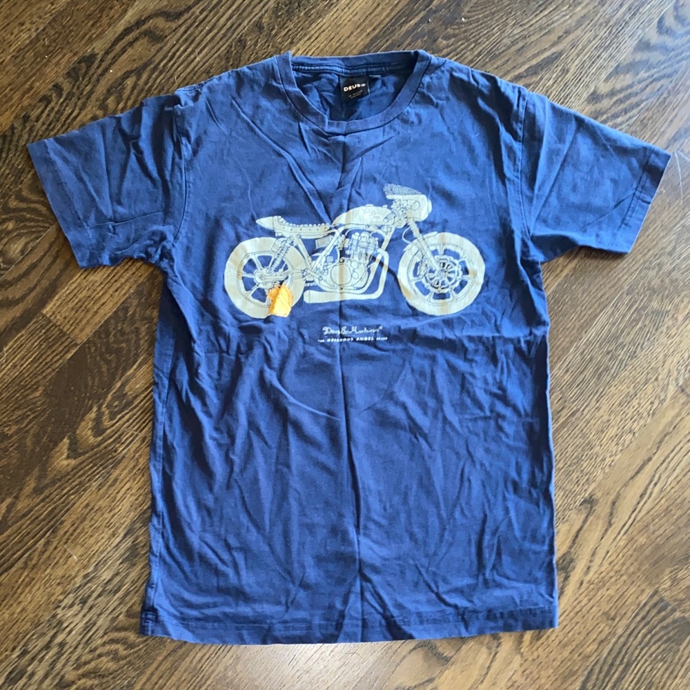 Deus Tee